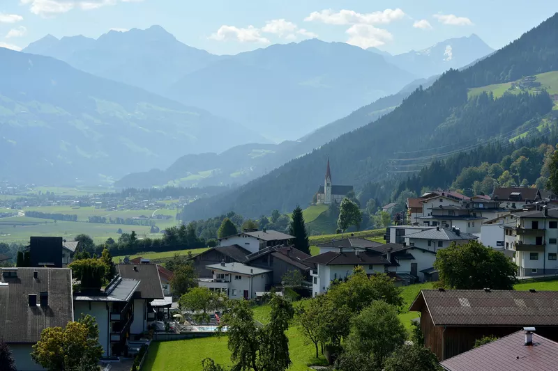 Vue sur la vallée du Zillertal — Voyage · SÉJOUR AU TYROL À LA DÉCOUVERTE DES TRAINS TYROLIENS