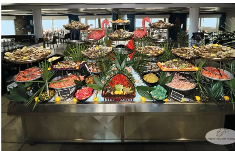 Buffet coquillages a Marseillan — Voyage · SORTIE A L’ÉTANG DE THAU AVEC DÉJEUNER BUFFET COQUILLAGES